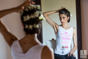 La sposa si guarda allo specchio con la sua nuova acconciatura
