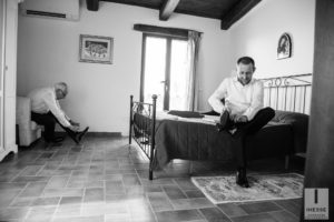 Lo sposo si prepara insieme al papà