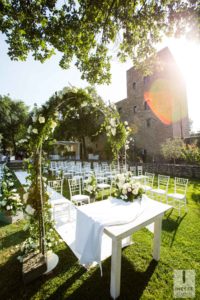 Banchetto nuziale con arco fiorito
