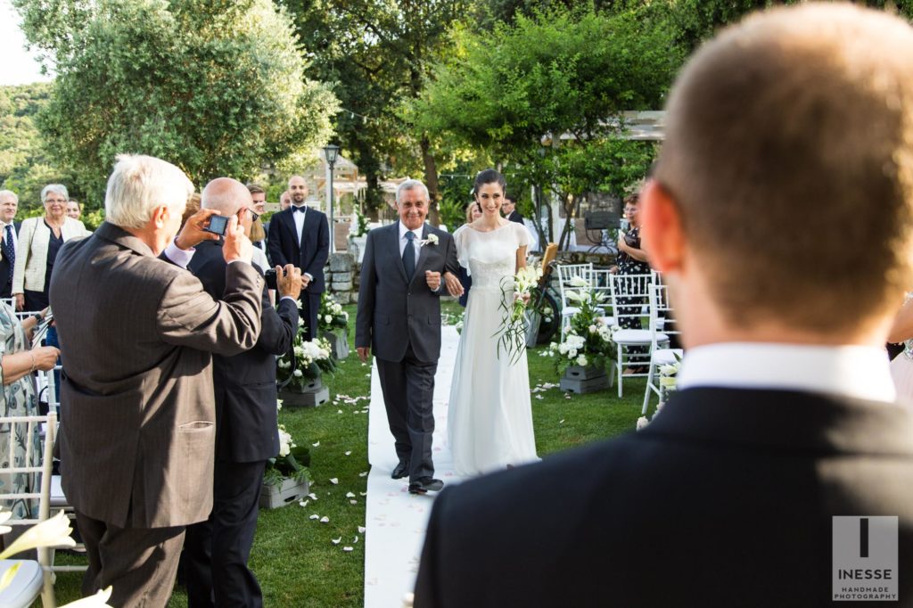 La sposa arriva verso il banchetto nuziale
