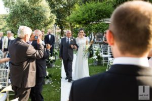 La sposa arriva verso il banchetto nuziale