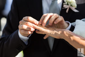 Lo sposo infila l'anello alla sposa