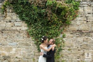 Sposi con edera a forma di cuore