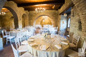 Tavoli allestiti prima del ricevimento di matrimonio