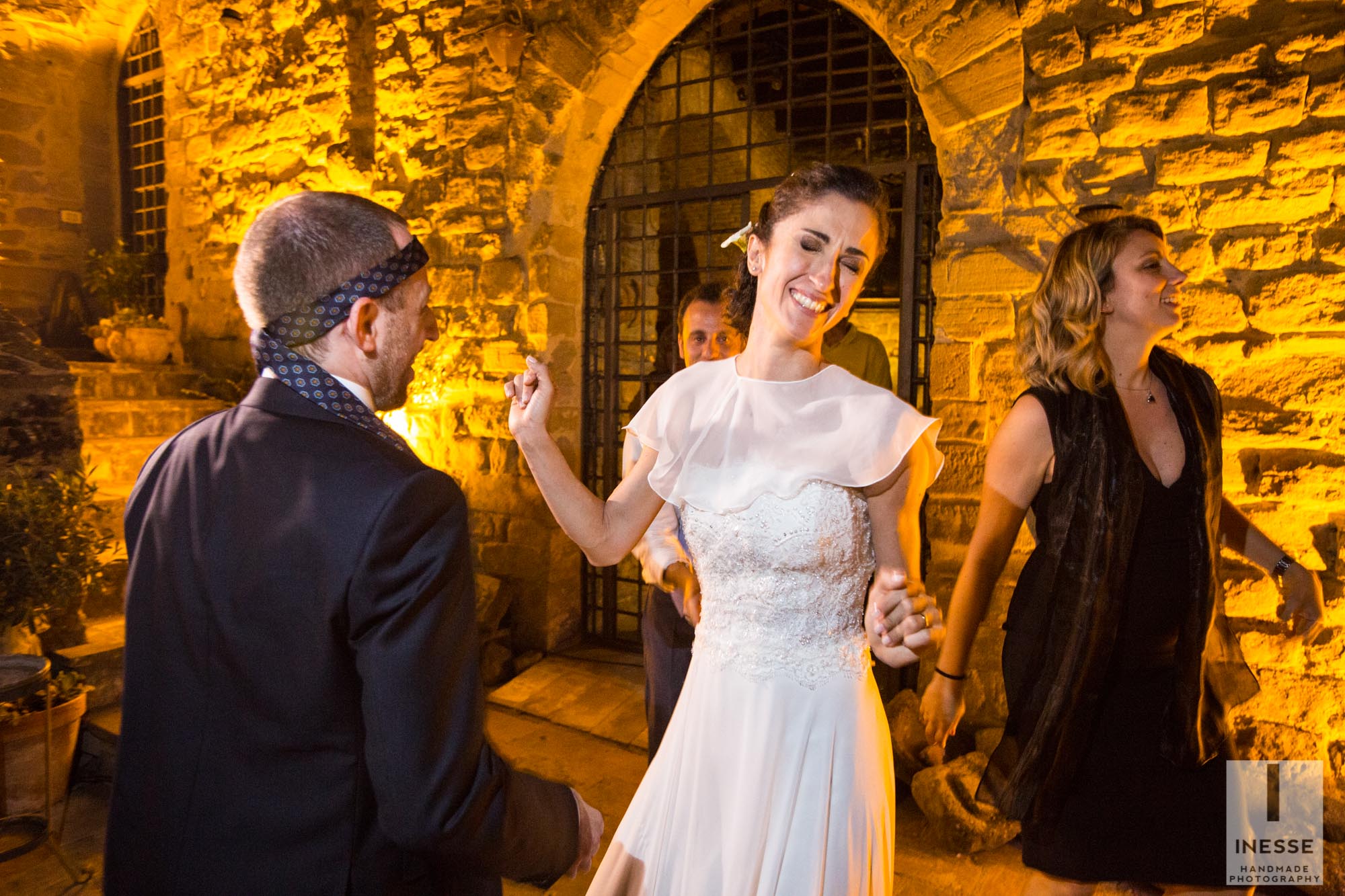 La sposa balla e si diverte