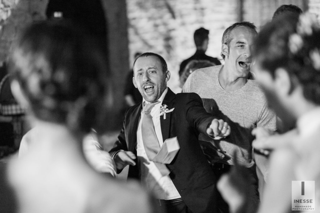 Lo sposo di scatena nella danza