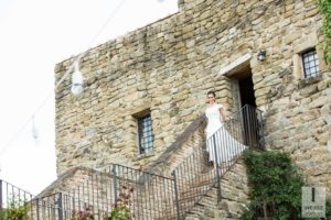 La sposa esce dal castello per raggiungere il padre