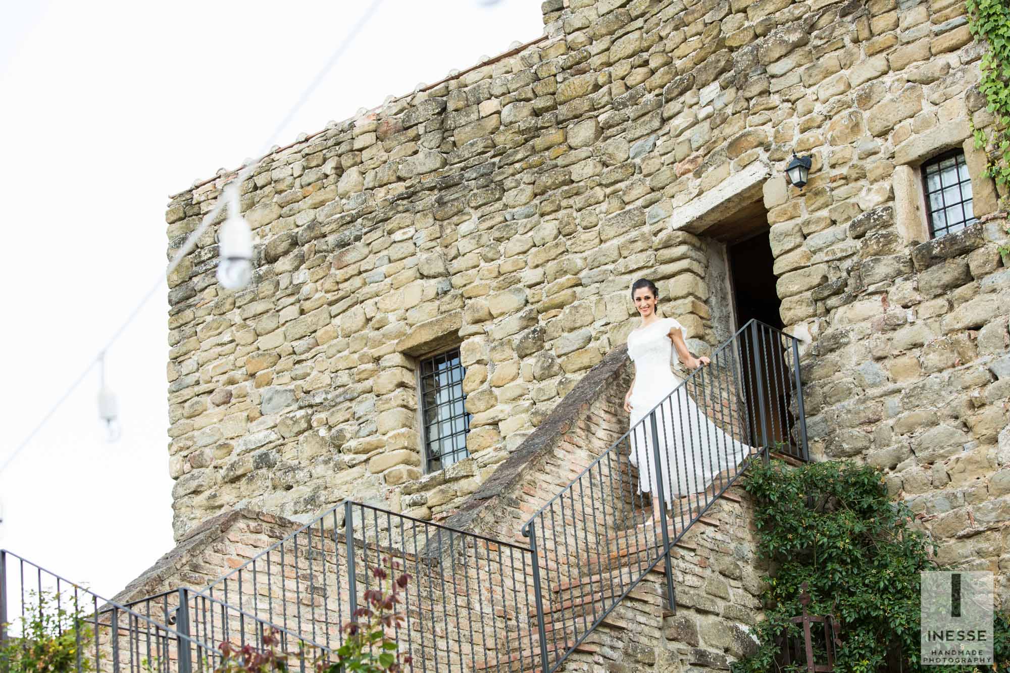 La sposa esce dal castello per raggiungere il padre