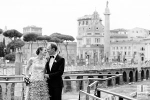 Gli sposi passeggiano per le vie del quartiere Monti, vista sui Fori Imperiali