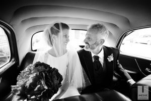 La sposa in macchina con il padre prima dell'ingresso in chiesa