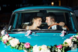 Gli sposi nella trabant blu