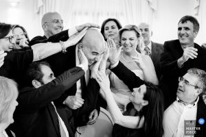 Gli sposi al pranzo di nozze circondati dai loro amici