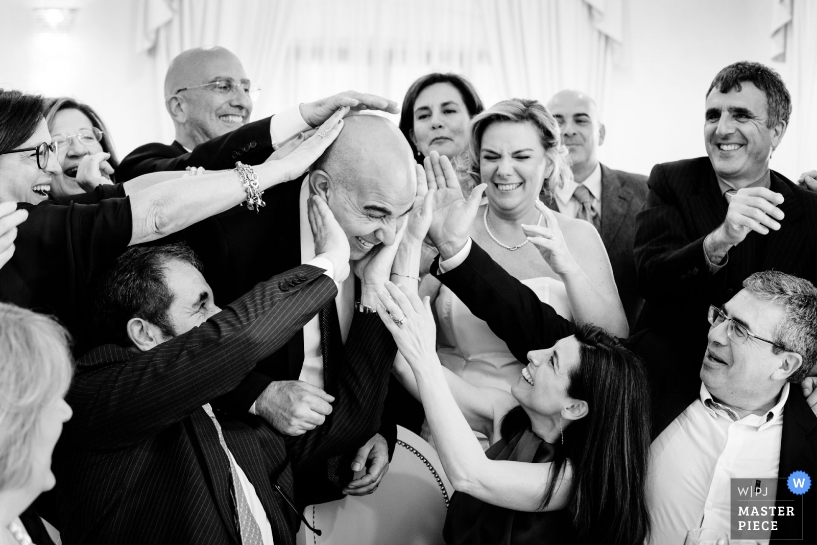 Gli sposi al pranzo di nozze circondati dai loro amici