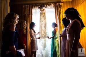 Preparazione della sposa con le damigelle