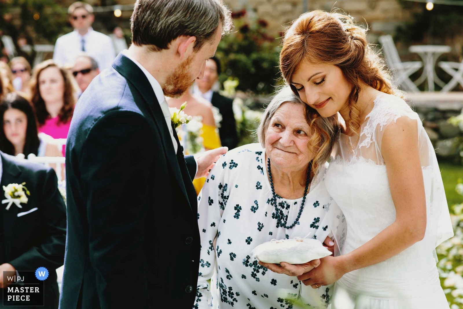 Nonna che porta le fedi agli sposi