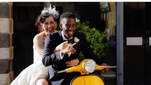 Sposi sulla vespa gialla a orvieto