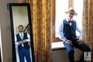 Preparazione sposo con testimone