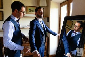 Preparazione sposo con testimone