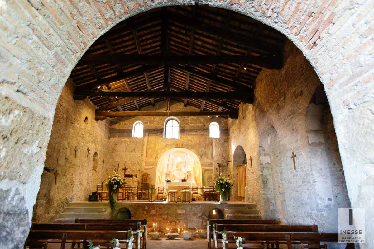 Chiesa vuota e allestita