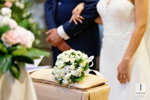 sposi in chiesa dettaglio bouquet