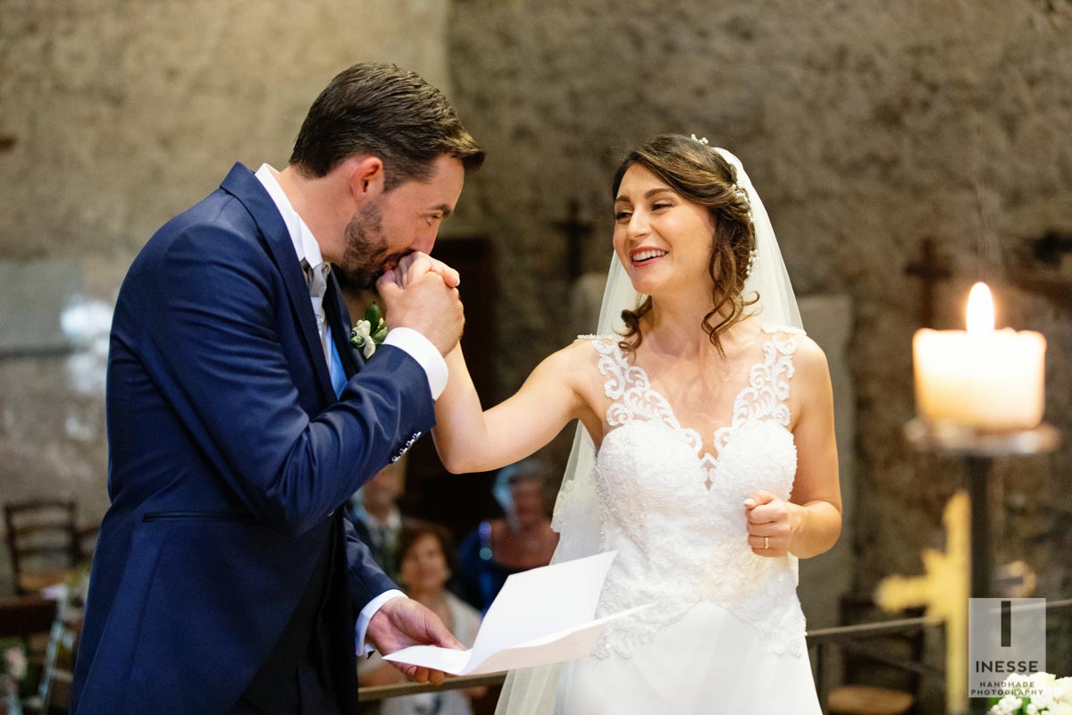 sposi in chiesa baciamano