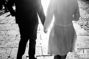 Sposi di spalle elopement Vaticano Roma