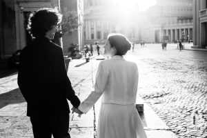 Sposi mano nella mano elopement Vaticano Roma