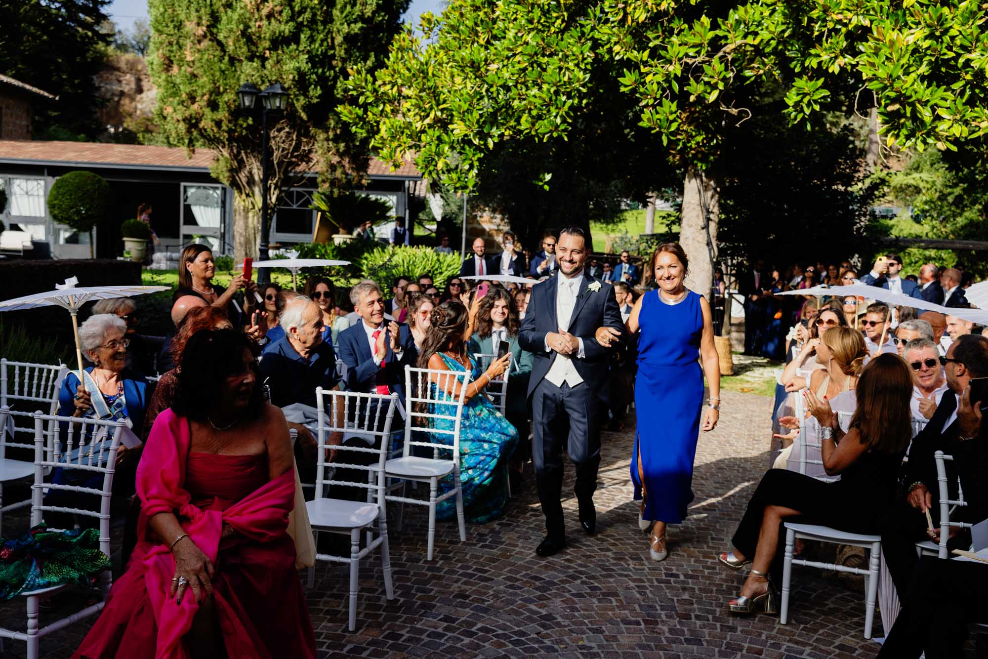Ingresso dello sposo con la madre per il matrimonio a Residenza Antica Flaminia