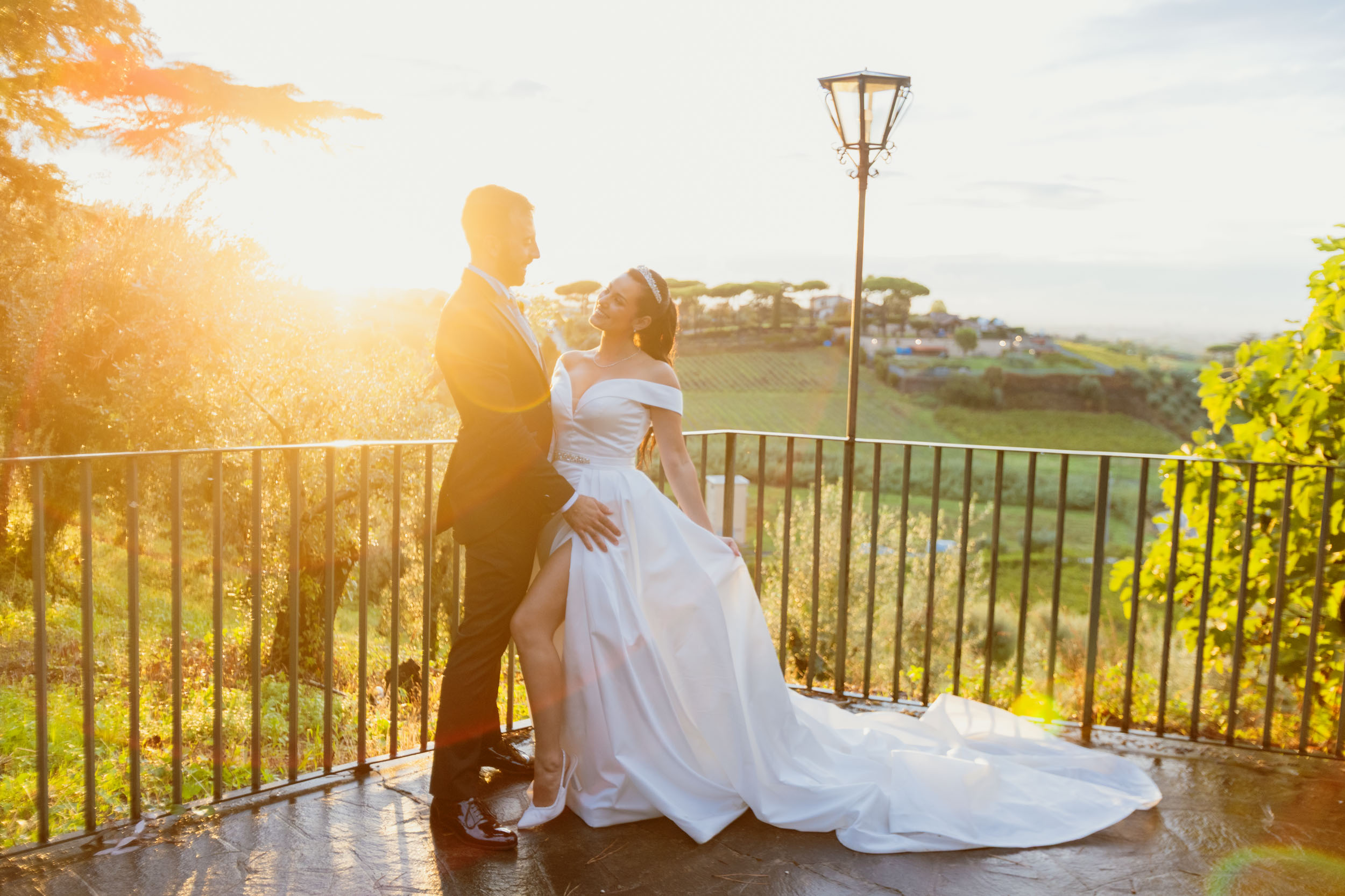 Matrimonio a Villa dei Consoli a Frascati, foto di coppia con la luce dopo il temporale